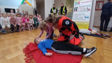 Photo of Przedszkolaki uczyły się udzielania pierwszej pomocy i dostały kamizelki odblaskowe