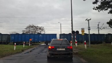 Photo of Rogatki otwarte a na przejeździe pociąg. Dlaczego? Sprawdzamy