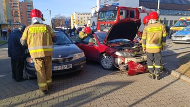 Photo of Dwie osobówki zderzyły się przy Urzędzie Miasta