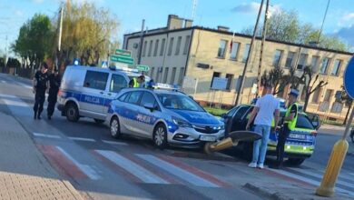Photo of Kolizja radiowozu. Policjant uderzył w znak drogowy – ZDJĘCIA